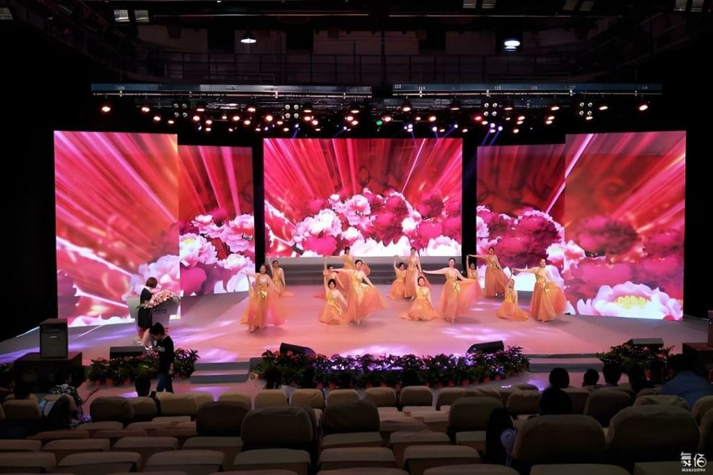 What Is a Stage Screen Background?
